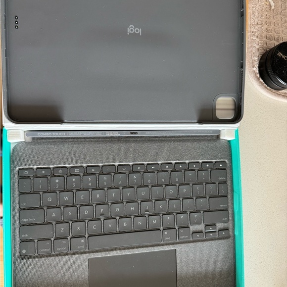 Logitech detachable keyboard case for iPad Pro 12.9 inch(5th and 6th generation) - Picture 4 of 7